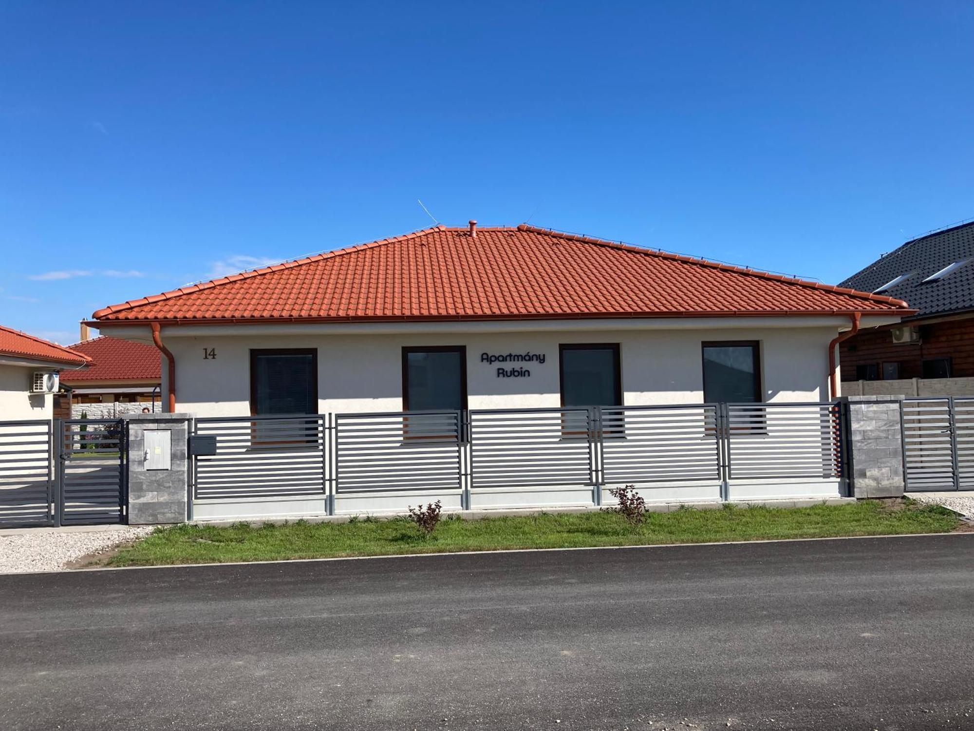 Apartmany Rubin Nesvady Buitenkant foto