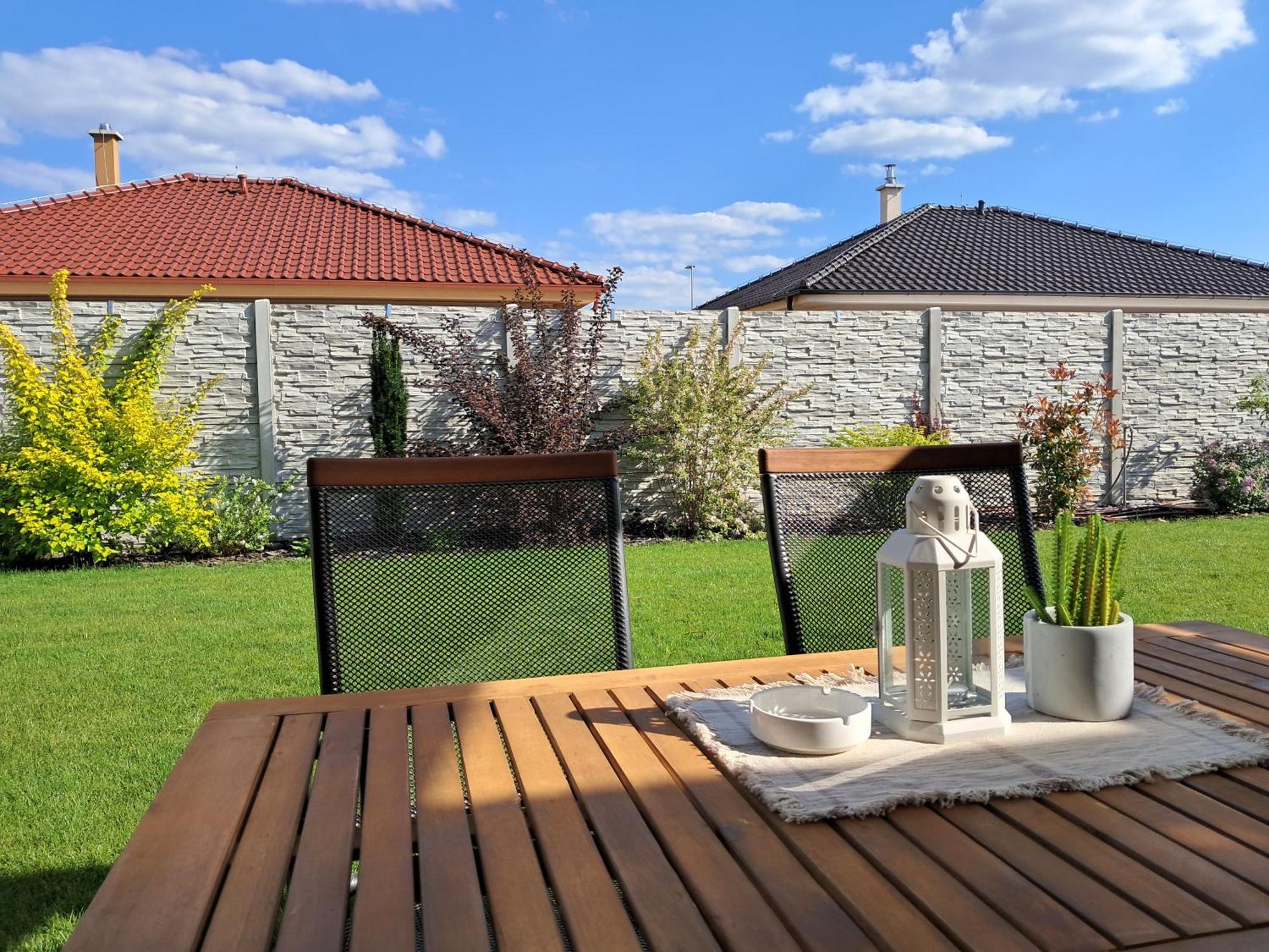 Apartmany Rubin Nesvady Buitenkant foto