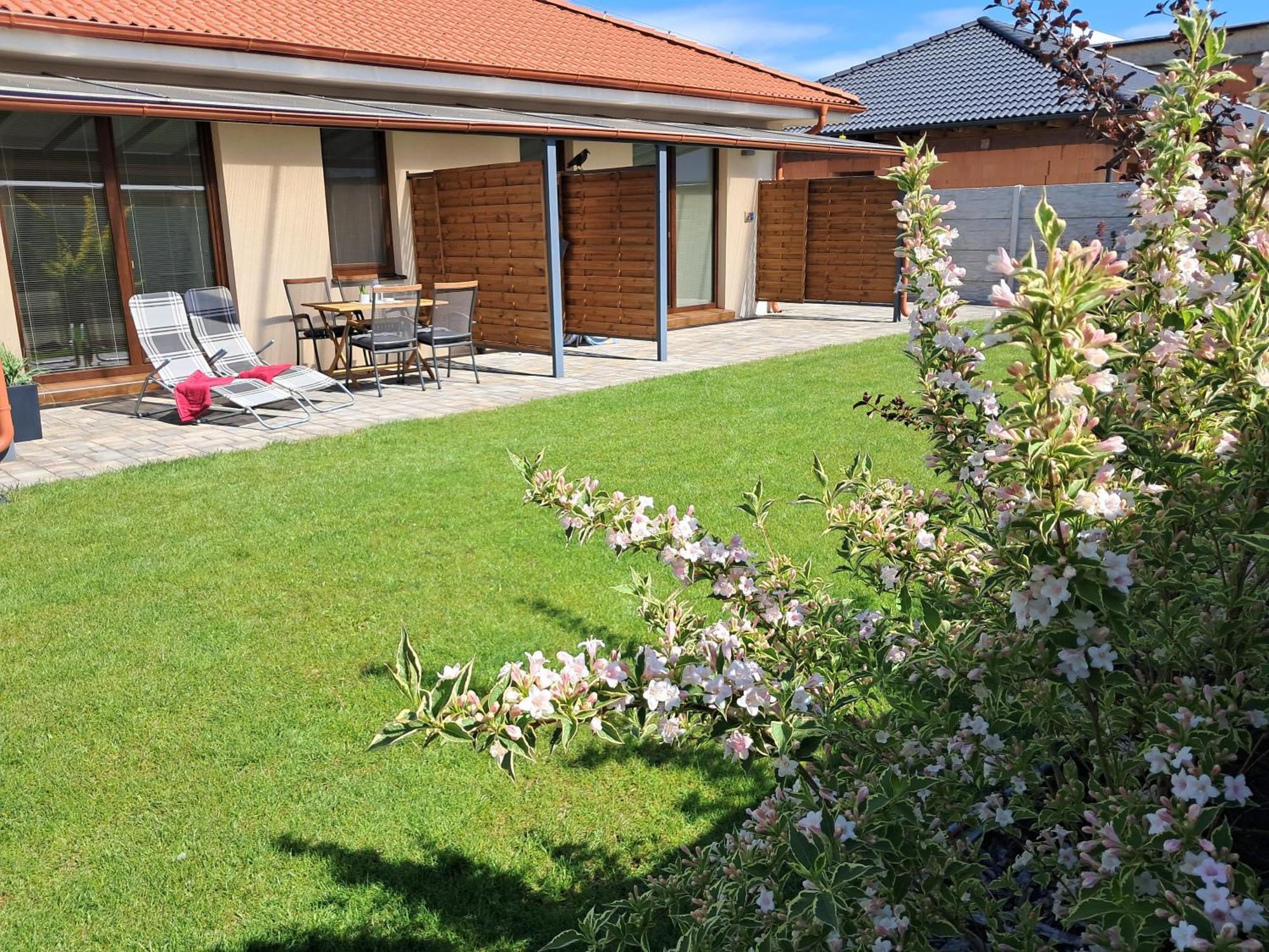 Apartmany Rubin Nesvady Buitenkant foto